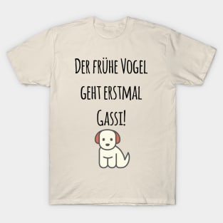 Der frühe Vogel geht erstmal Gassi! Lustiges Design für Hundehalter T-Shirt